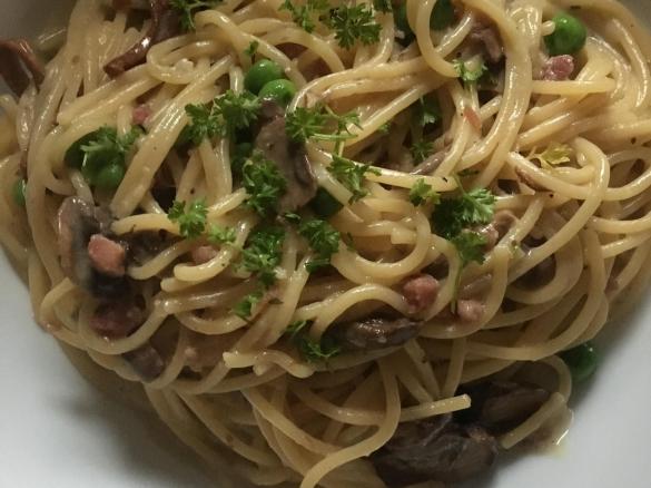 One Pot Pasta mit Pilze, Erbsen und Speck