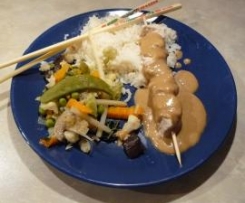Asiatische Geflügelspieße mit Erdnuss-Kokos-Sauce