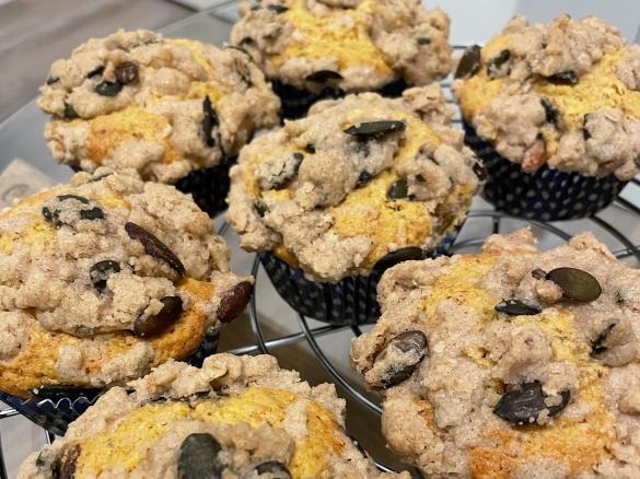 Pumpkin-Spice Muffins mit Kürbiskern-Crumble