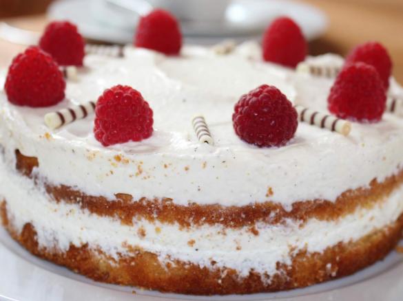 Vanille-Quark-Torte mit Himbeeren
