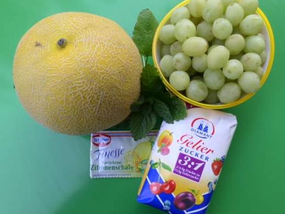 Weintrauben-Melonen-Marmelade mit frischer Zitronenmelise