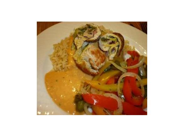 Schweineröllchen mit Zwiebel-Käse-Soße, Gemüse & Reis