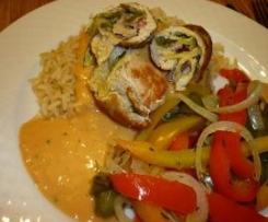 Schweineröllchen mit Zwiebel-Käse-Soße, Gemüse & Reis
