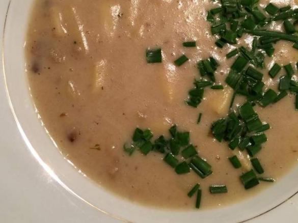 Vegane Kastanien-Kartoffelsuppe mit Äpfeln und Schnittlauch