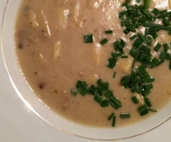 Vegane Kastanien-Kartoffelsuppe mit Äpfeln und Schnittlauch