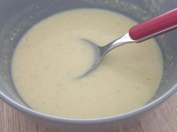 Variation von Blumenkohlsuppe mit schmelzkäse