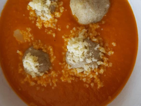 Grünkern Klößchen in Tomatensuppe