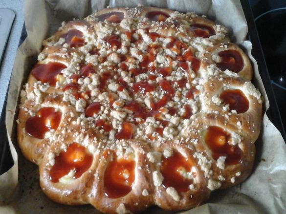 Streuselblume mit Vanillepudding und Hagebutte