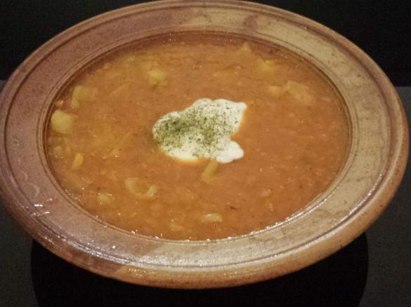 rote Linsensuppe mit Gewürzjoghurt