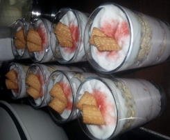 Erdbeerzuckerdessert im Glas