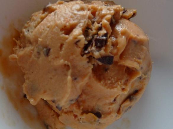 Aprikosen-Stracciatella-Eis, vegan, mit Eismaschine