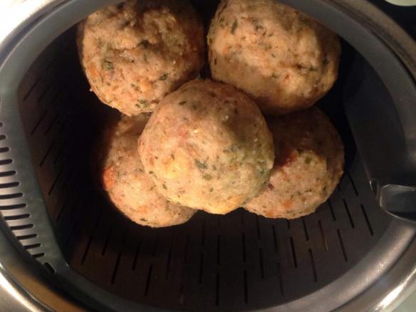 Weckknödel (Semmelknödel, gute Resteverwertung für altbackenes Brot)