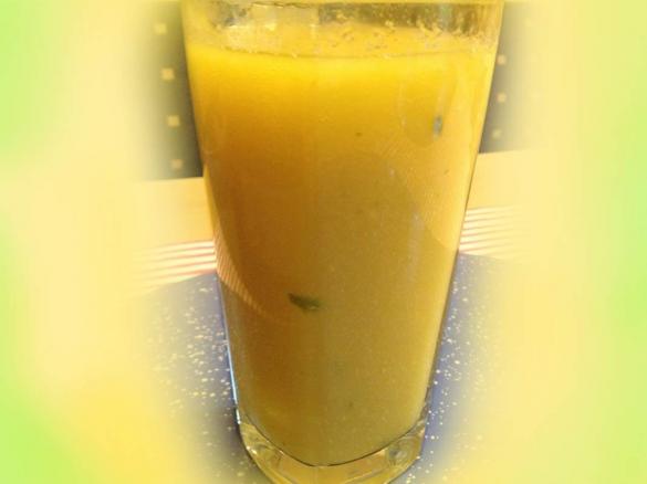 Exotischer Mai-Smoothie mit Waldmeister