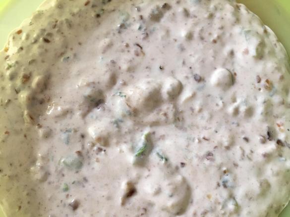 Dip mit Datteln und Lauchzwiebeln