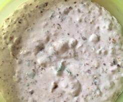 Dip mit Datteln und Lauchzwiebeln