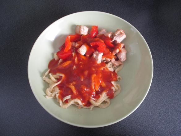 Putentopf nach Schaschlikart mit Spätzle