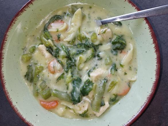 Suppe Bohnen Blattspinat mit Hähnchen und Nudeln