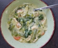 Suppe Bohnen Blattspinat mit Hähnchen und Nudeln
