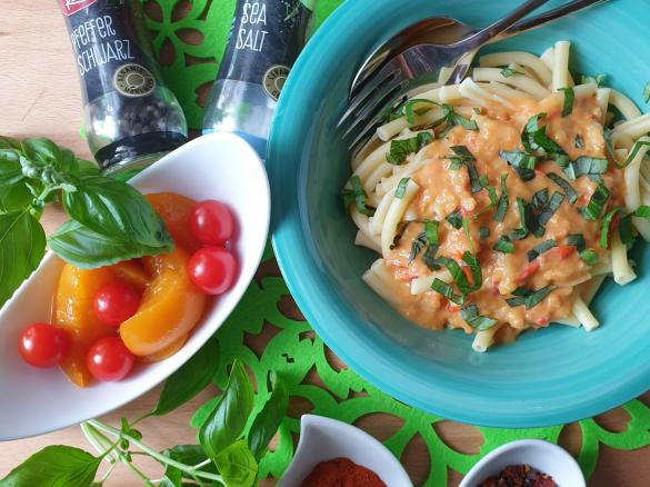 Pasta mit Tomaten-Pfirsich-Ingwer-Sauce