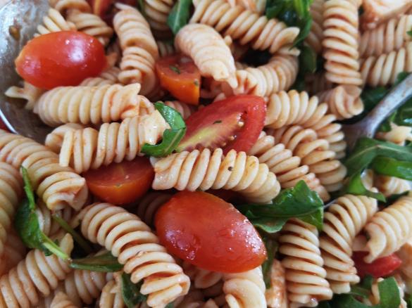 Tomatiger Tomaten-Mozzarella-Nudelsalat