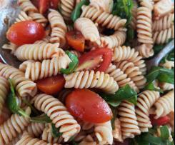 Tomatiger Tomaten-Mozzarella-Nudelsalat