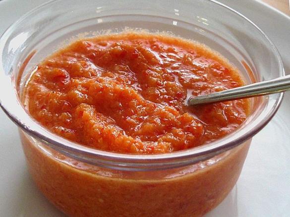 Scharfer Tomaten Dip (Adschika)