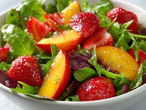 Erdbeer - Pfirsich - Ruccola- Salat mit Honig - Zitronen - Vinaigrette