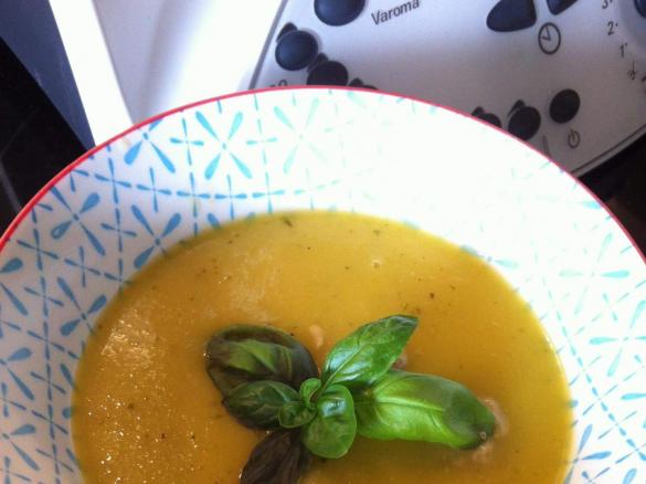 Kohlrabisuppe mit Hackbällchen