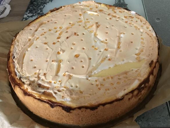 Variation  Käsekuchen mit Baiser Goldtröpfchen—Torte