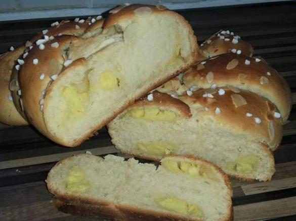 Schneller Hefezopf mit Puddingfüllung