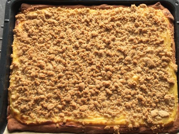 Streuselkuchen vom Blech mit Puddingfüllung