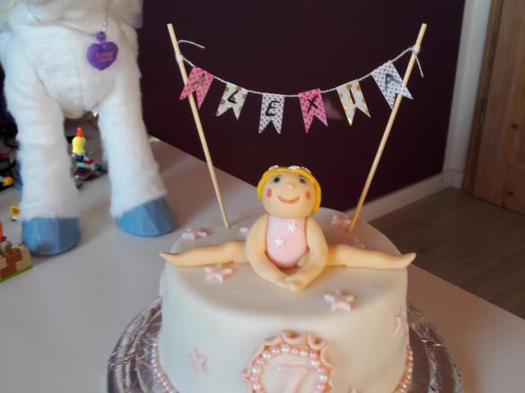 Festliche Fondanttorte/ Motivtorte mit fruchtiger Buttercreme und Ganache aus weißer Schokolade