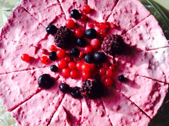 Nuss-Biskuit-Torte mit Himbeersahne aus "Wertvoll genießen"