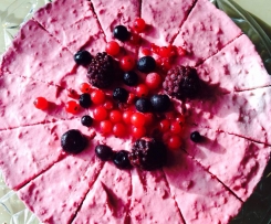 Nuss-Biskuit-Torte mit Himbeersahne aus "Wertvoll genießen"