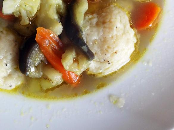 italienische Gemüsesuppe mit Käsebällchen