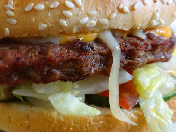 Cheese-Burger de Luxe mit raffinierter Sauce