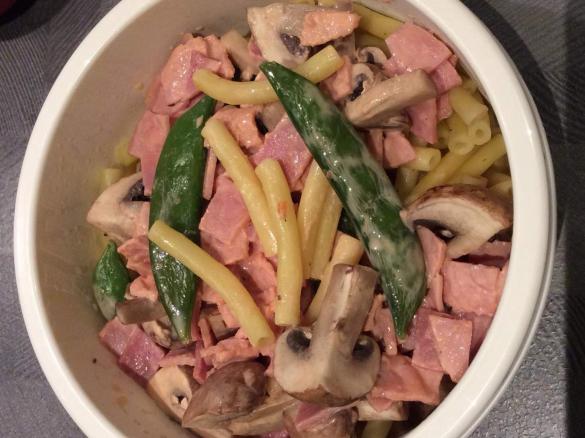 Nudeln in Schinken-Sahne-Sauce mit Champignons und Zuckerschoten