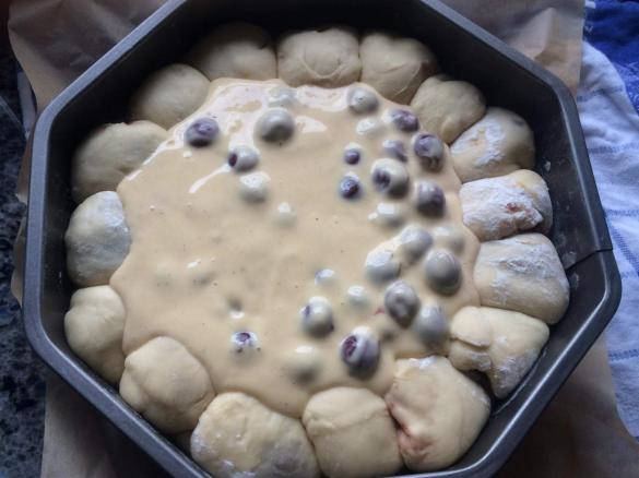 Buchteln mit Käsekuchen kombiniert