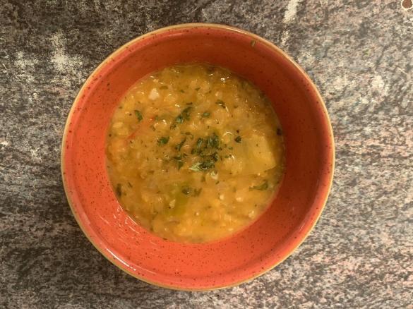 Rote Linsensuppe mit getrockneten Tomaten