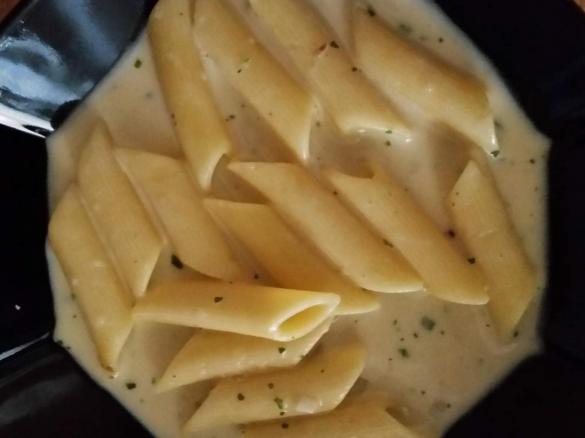 Penne in Creme-Fraiche-Kräuter-Sauce
