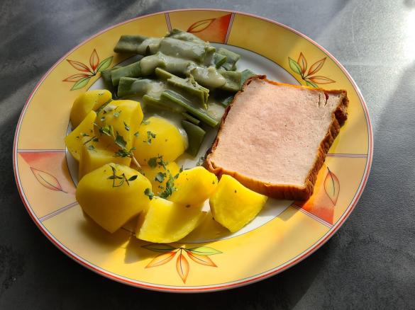 Omas Bohnengemüse mit Kartoffeln und Leberkäse (optional)