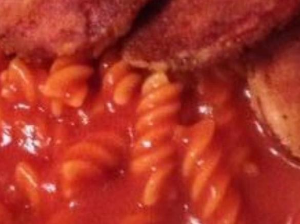 DDR Nudeln mit Tomatensoße und "Jägerschnitzel"