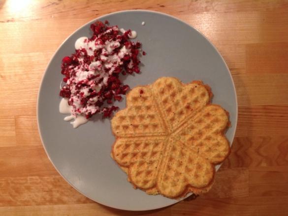 Leichte Kartoffelwaffeln mit Rote Beete im Joghurtbett