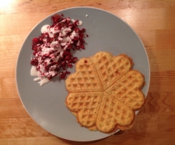 Leichte Kartoffelwaffeln mit Rote Beete im Joghurtbett