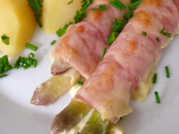 Spargel mit leichter Soße Hollandaise überbacken