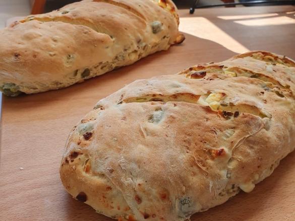 Pepperoni-Feta-Oliven-Knoblauch-Baguette