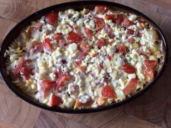 Schneller Nudelauflauf mit Tomate und Feta