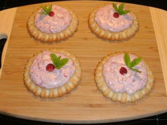 Erdbeertörtchen / Erdbeerdessert auf die Schnelle