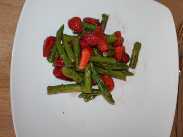 grüner Spargel- Erdbeersalat