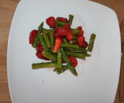 grüner Spargel- Erdbeersalat